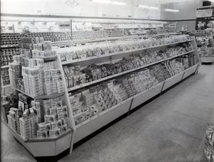 製菓用通路、ウールワース店、1956 作： English Photographer